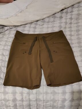 ATHLETA Dipper hiking shorts bermudas women's size 6 olive green quick dry Y2K
